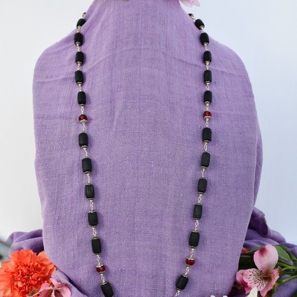 38  3/4" black Tulasi with red crystal glass beads - Picture 5 of 7